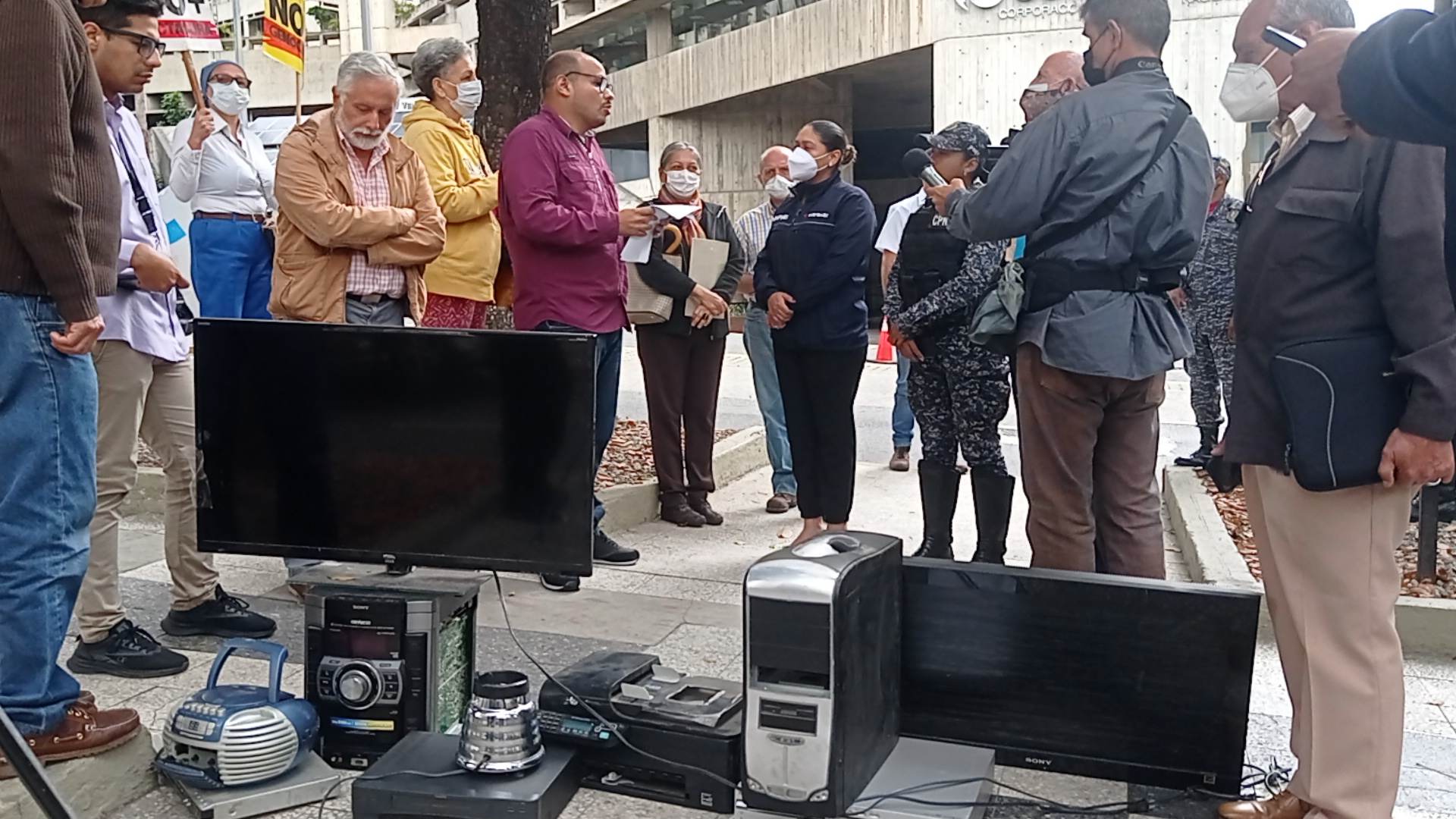 VENEZOLANOS PROTESTARON TIRANDO ELECTRODOMESTICOS AVERIADOS POR APAGONES EN LAS PUERTAS DE CORPOELEC